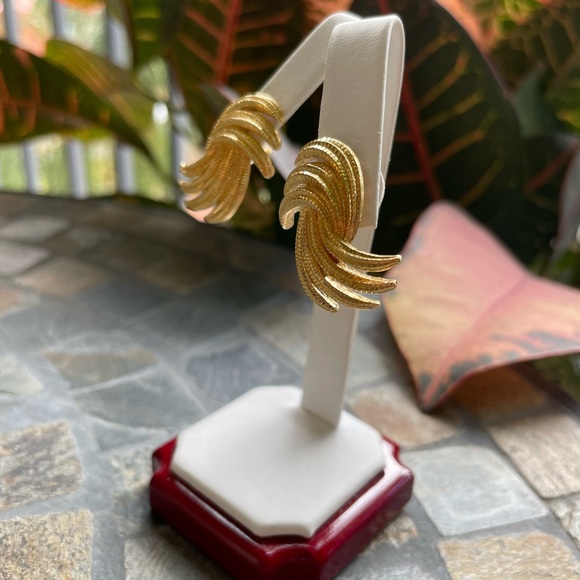 SOLD ⭐️ Vintage Monet 1980 14K GP Earrings - Picture 4 of 9